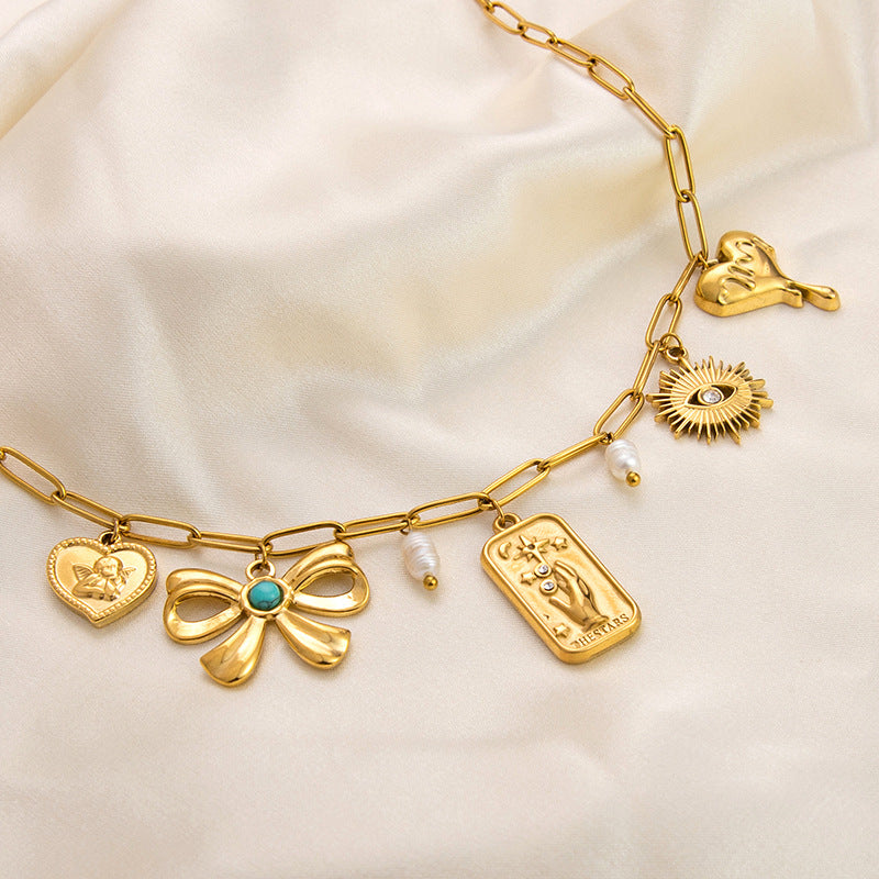 Collar dorado delicado con pequeños colgantes - Raúl & Sara Madrid