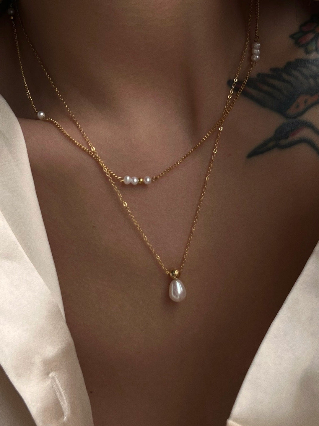 Rosa - Collar Delgado Dorado en Estilo Clásico