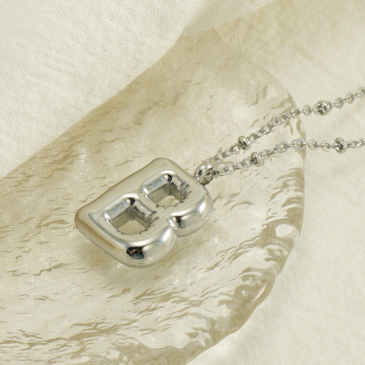 Irena – Collar dorado con charm de inicial