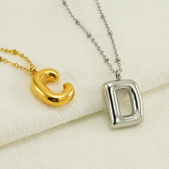 Collar dorado con charm de inicial - Raúl & Sara Madrid