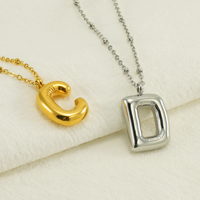 Irena – Collar dorado con charm de inicial