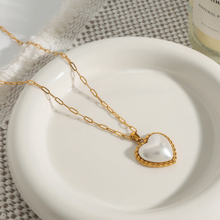 Viktorie – Collana d'oro con un raffinato pendente.