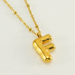 Collar dorado con charm de inicial - Raúl & Sara Madrid
