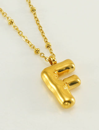 Collar dorado con charm de inicial - Raúl & Sara Madrid