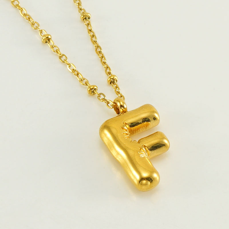 Irena – Collar dorado con charm de inicial