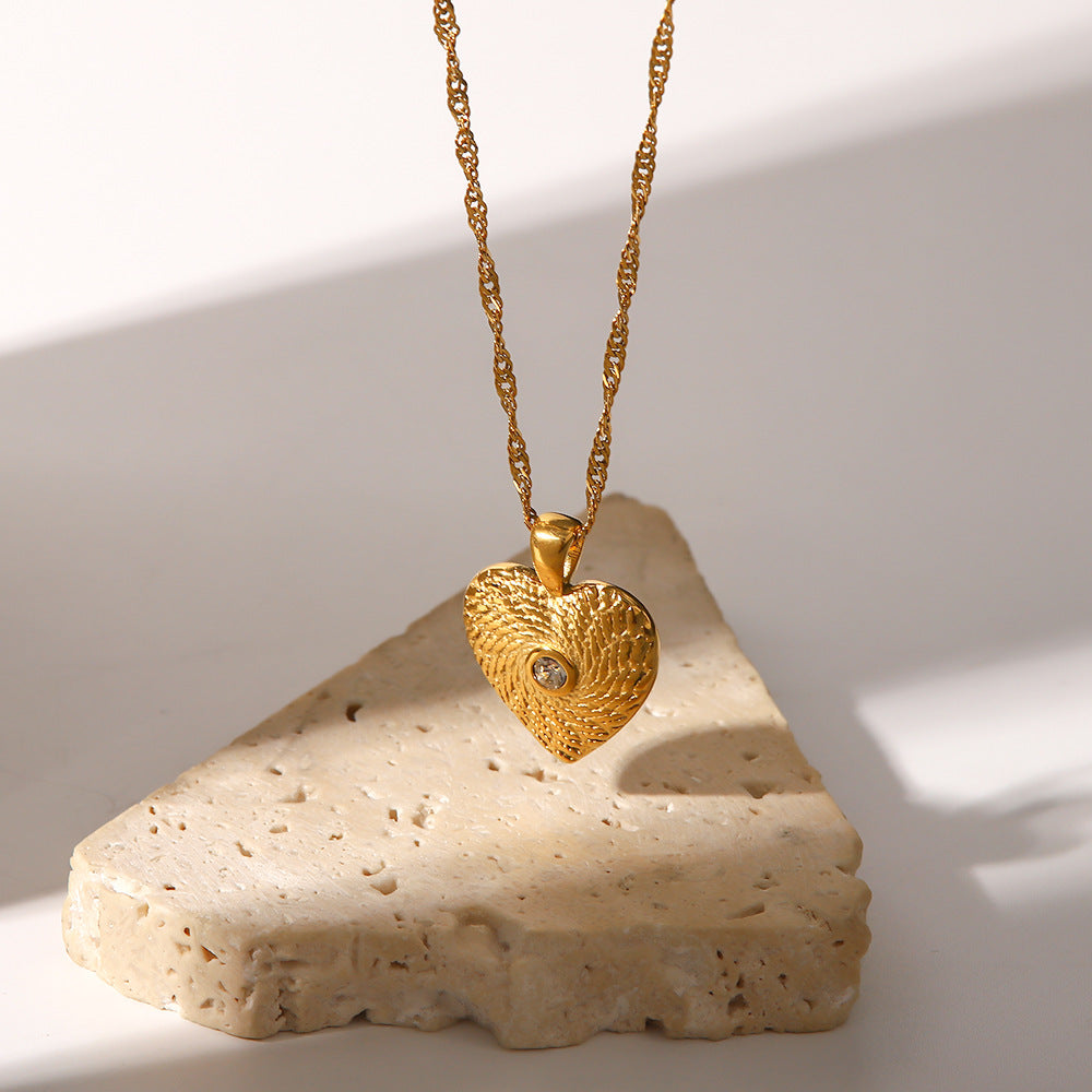 Alzbeta – Collar de oro con delicados colgantes simbólicos.