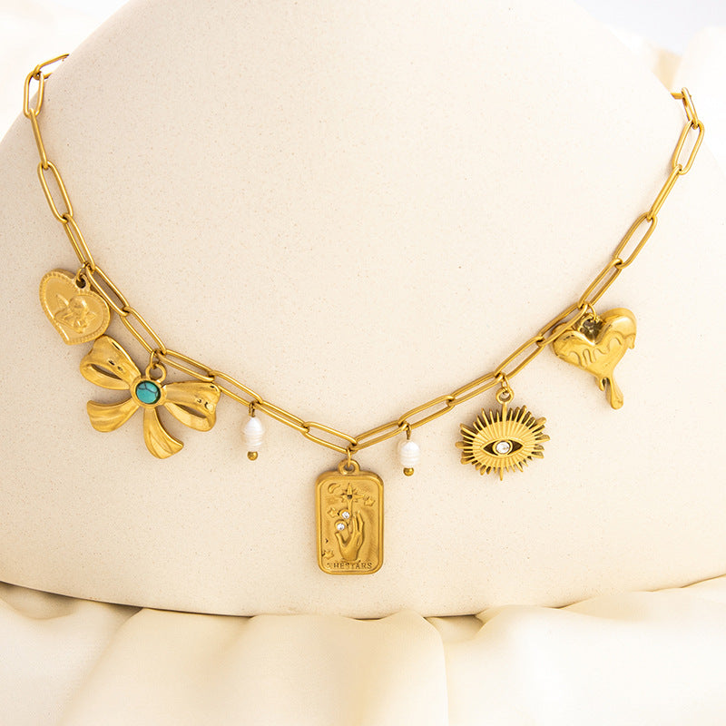 Collar dorado delicado con pequeños colgantes - Raúl & Sara Madrid