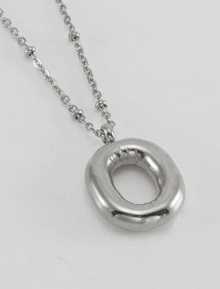 Collar dorado con charm de inicial - Raúl & Sara Madrid
