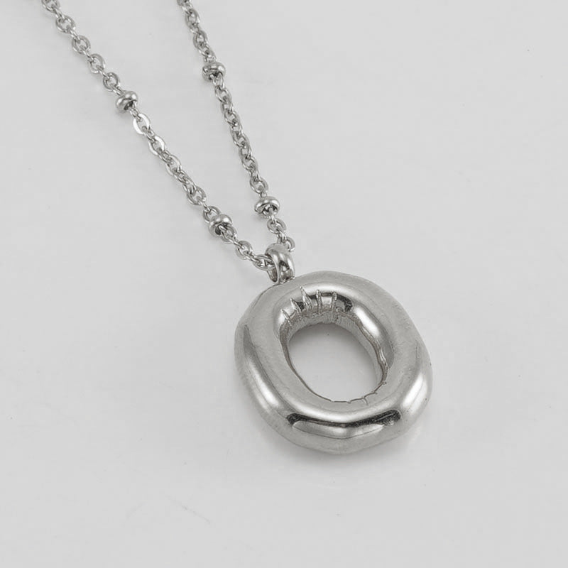 Irena – Collar dorado con charm de inicial