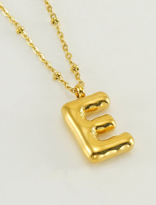 Collar dorado con charm de inicial - Raúl & Sara Madrid
