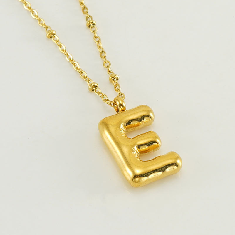 Irena – Collar dorado con charm de inicial