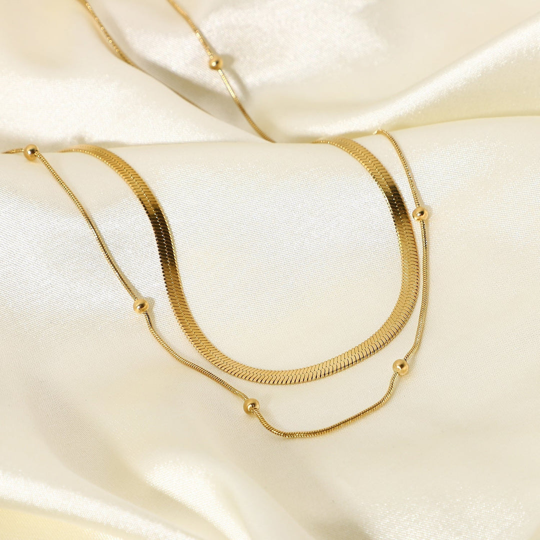Klara – Collar Doble Capa Dorado con Brillo Moderno
