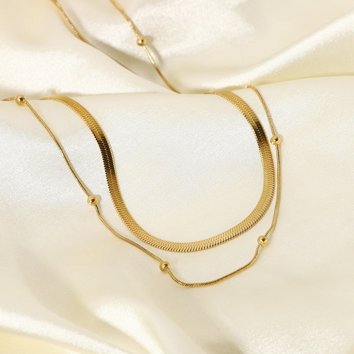 Klara – Collar Doble Capa Dorado con Brillo Moderno