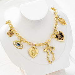 Collar dorado con adornos de piedra - Raúl & Sara Madrid