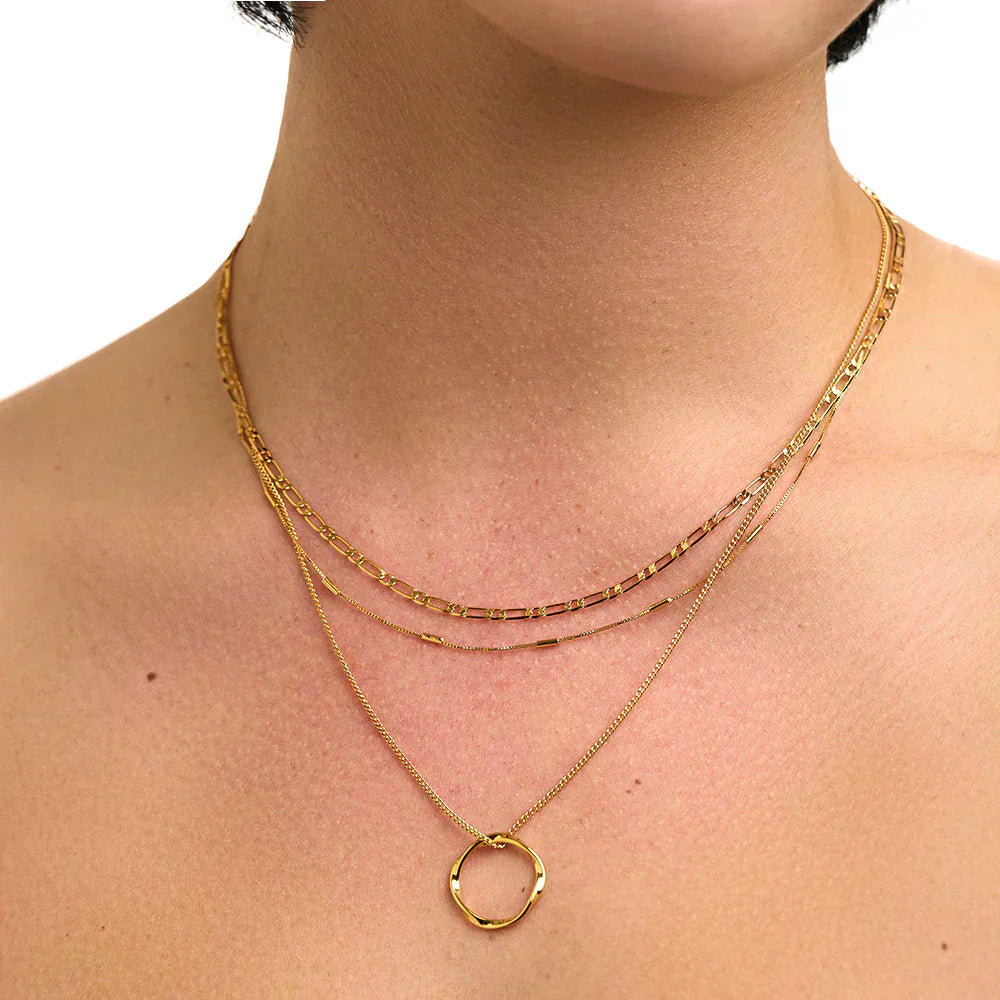 Collar dorado con colgante elegante y estructurado - Raúl & Sara Madrid