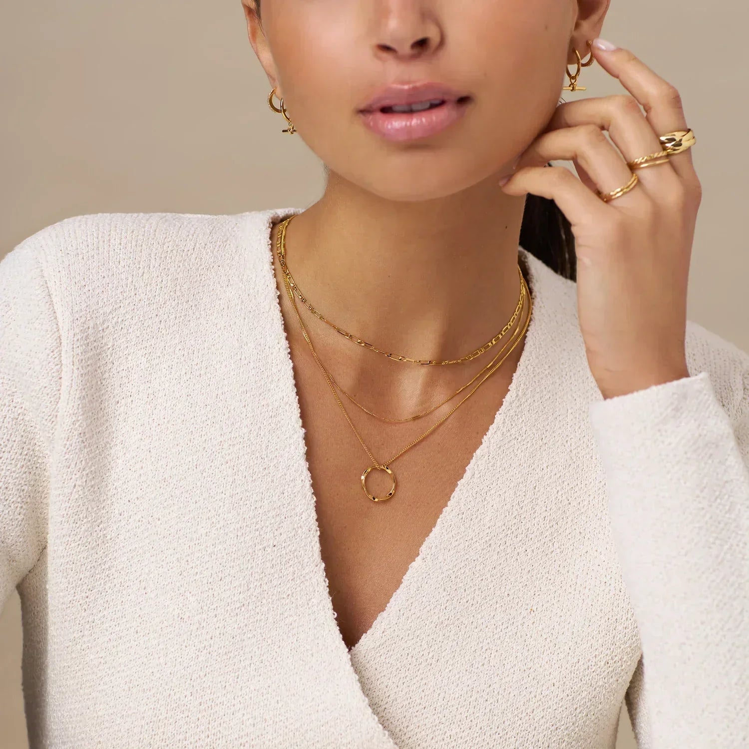 Collar dorado con colgante elegante y estructurado - Raúl & Sara Madrid