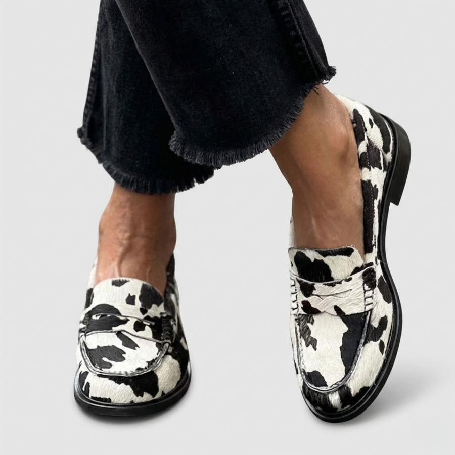 Eusebia · Mocasines de Piel de Vaca en Blanco y Negro con Borlas - Raúl & Sara Madrid