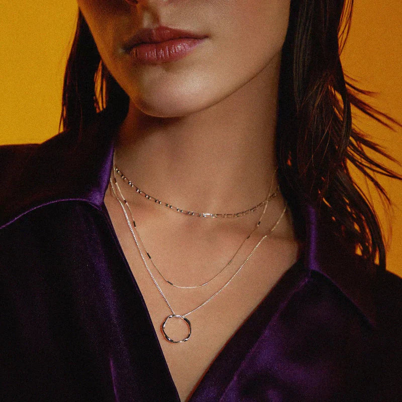 Collar de tres hilos con diseño abierto