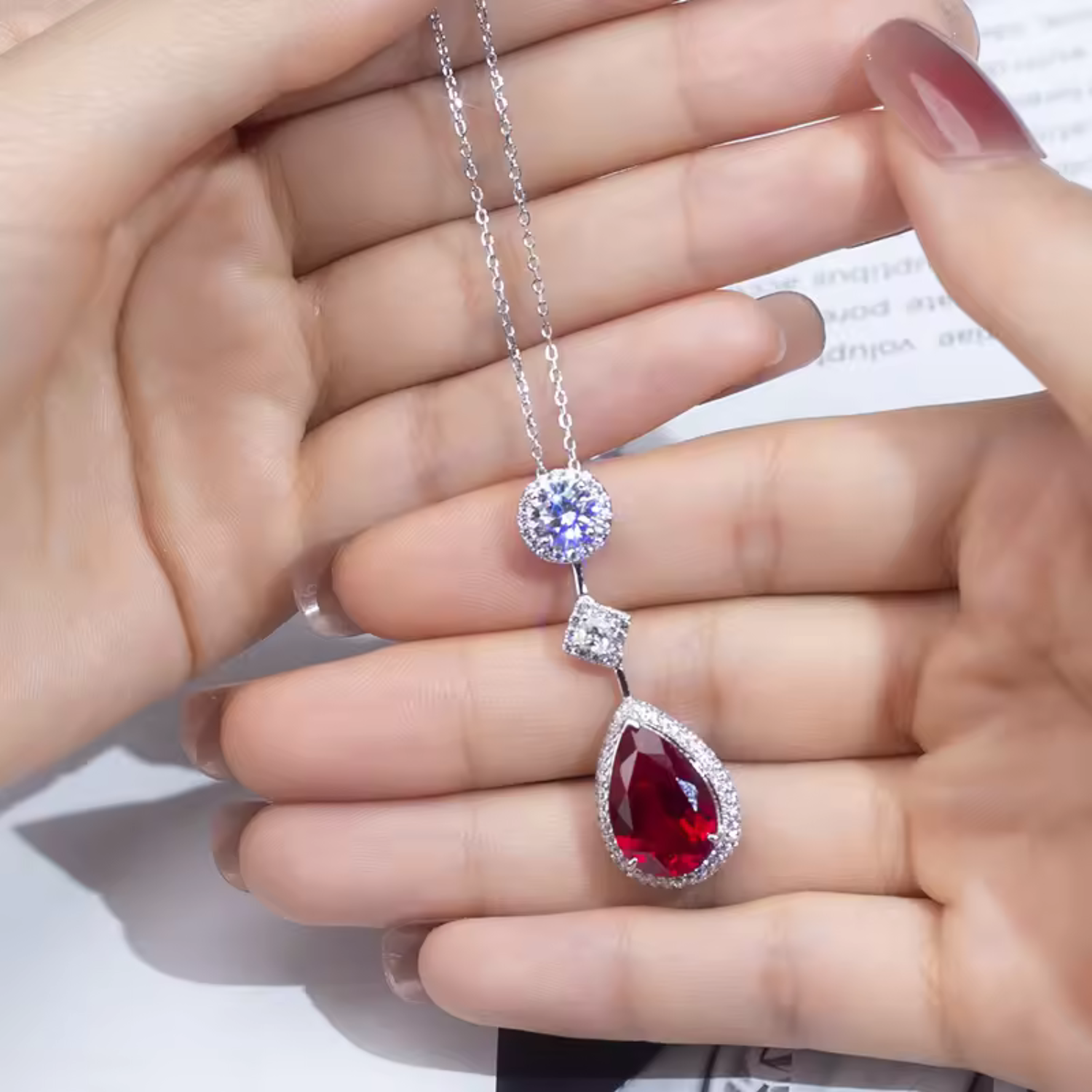 Colgante con rubí y elegante marco de cristales - Raúl & Sara Madrid