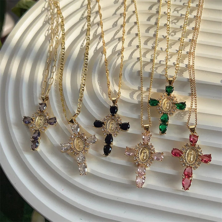Selina – Collar dorado con cruz elegante