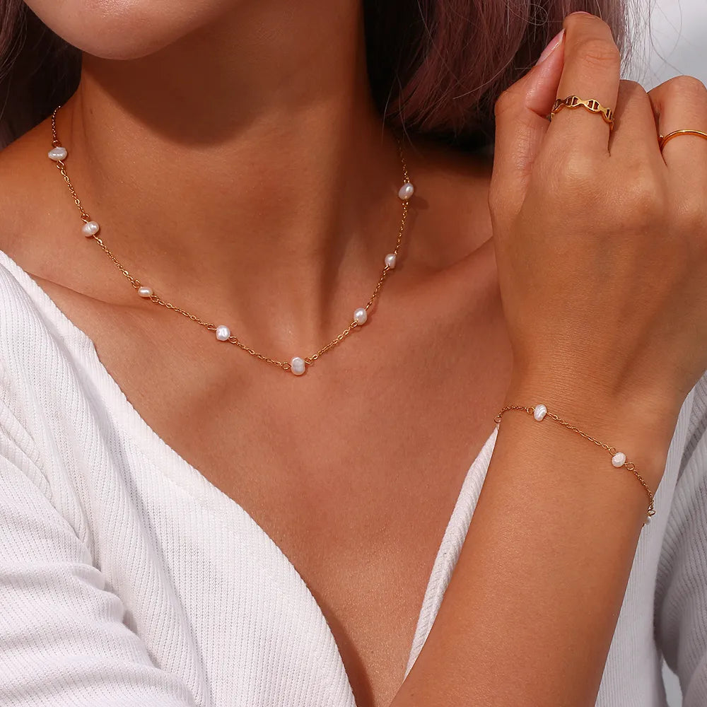 Greta – Collar dorado con sutiles puntos