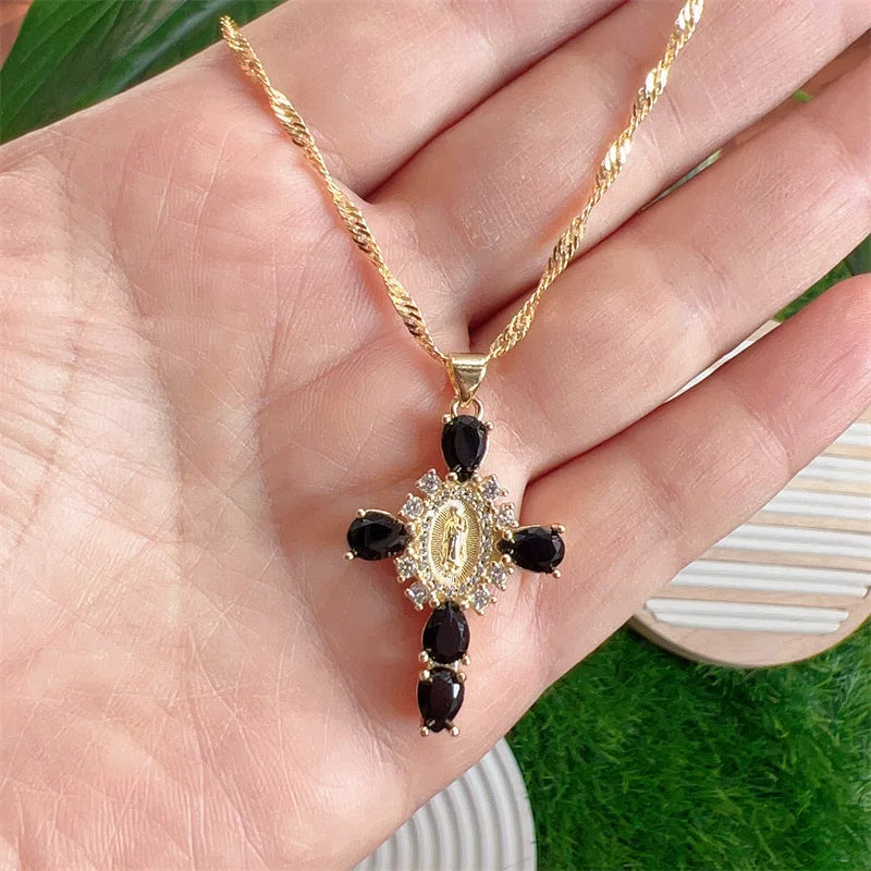 Selina – Collar dorado con cruz elegante