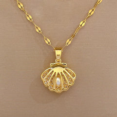 Collar dorado con colgante de moneda - Raúl & Sara Madrid