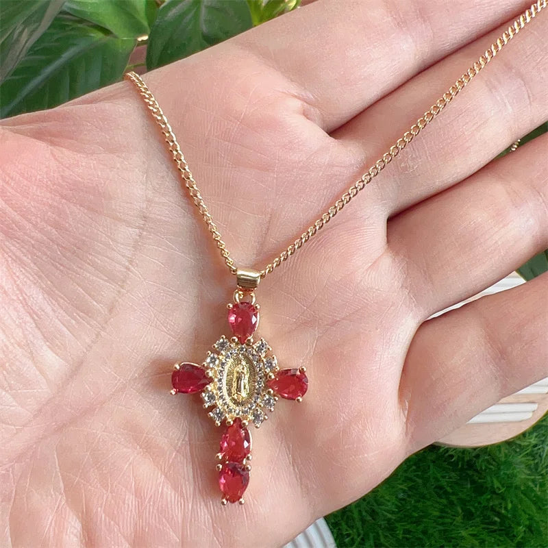 Selina – Collar dorado con cruz elegante