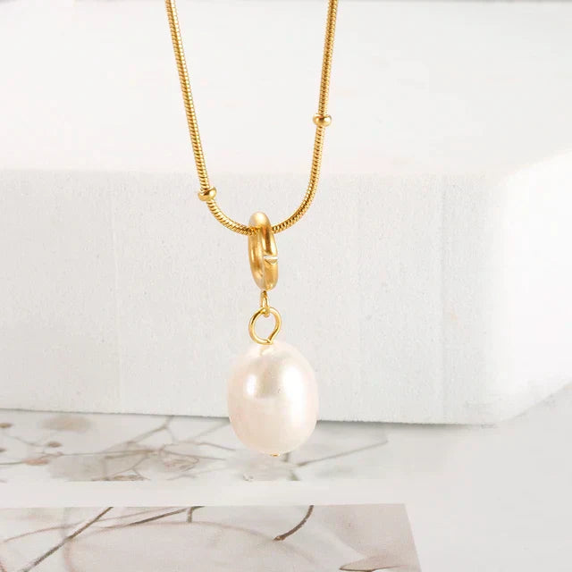 Pavlina – Collar dorado con colgante de perla elegante