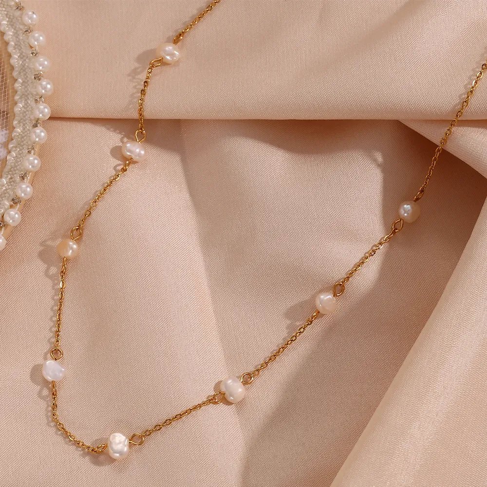 Greta – Collar dorado con sutiles puntos