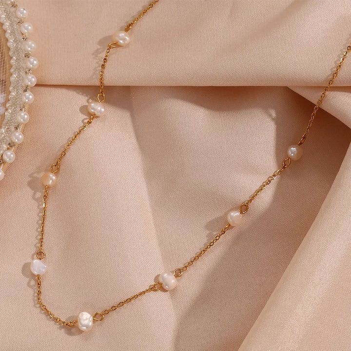 Greta – Collar dorado con sutiles puntos