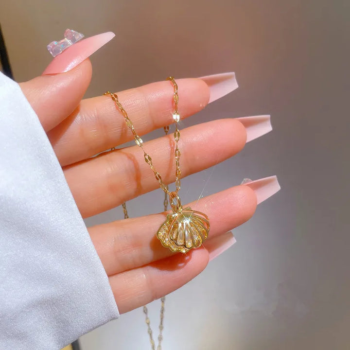 Beatrix – Collar dorado con colgante de moneda