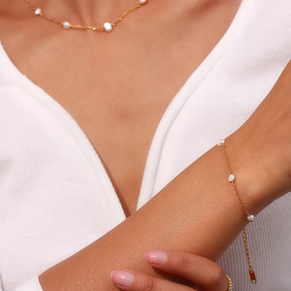 Greta – Collar dorado con sutiles puntos