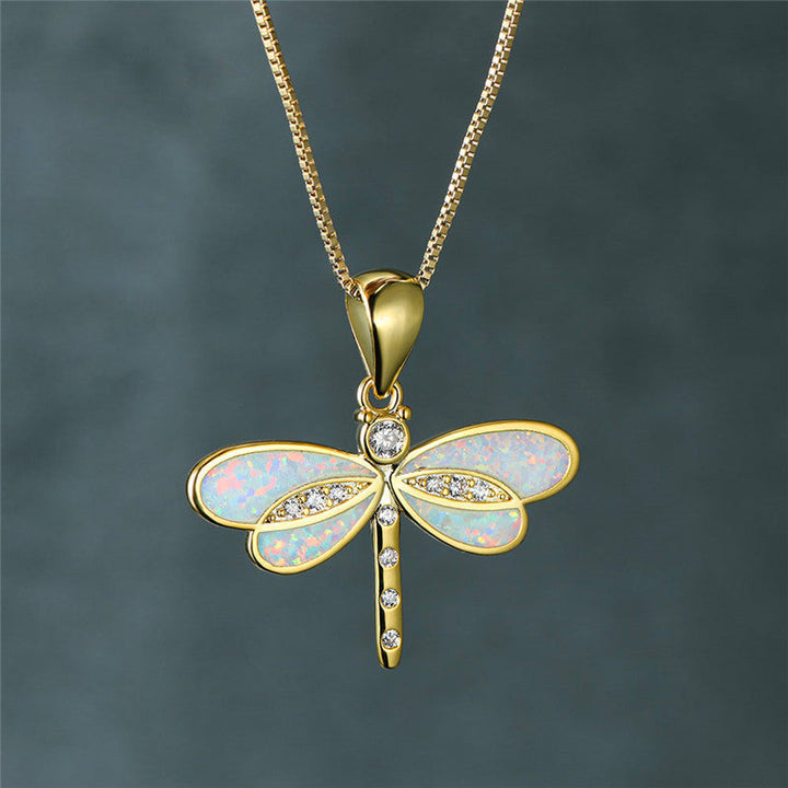 Collana dorata a forma di farfalla con opale