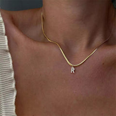Collar dorado con colgante de letra inicial - Raúl & Sara Madrid