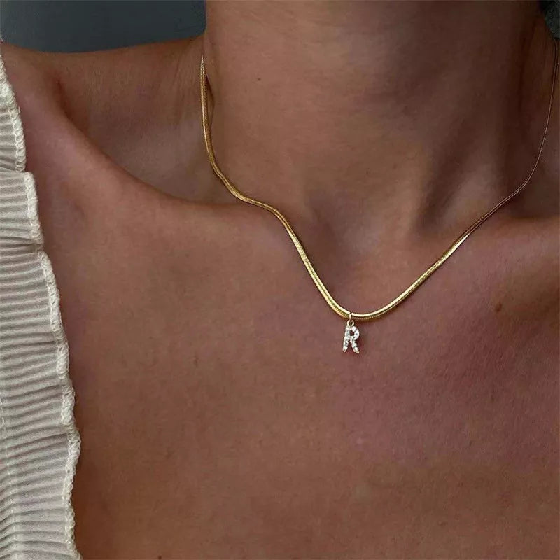 Eva – Collar dorado con colgante de letra inicial