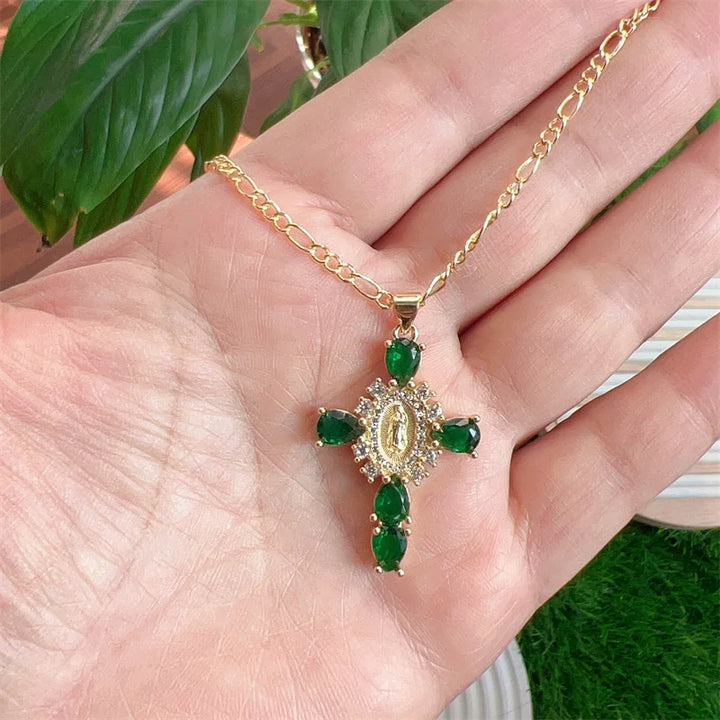 Selina – Collar dorado con cruz elegante