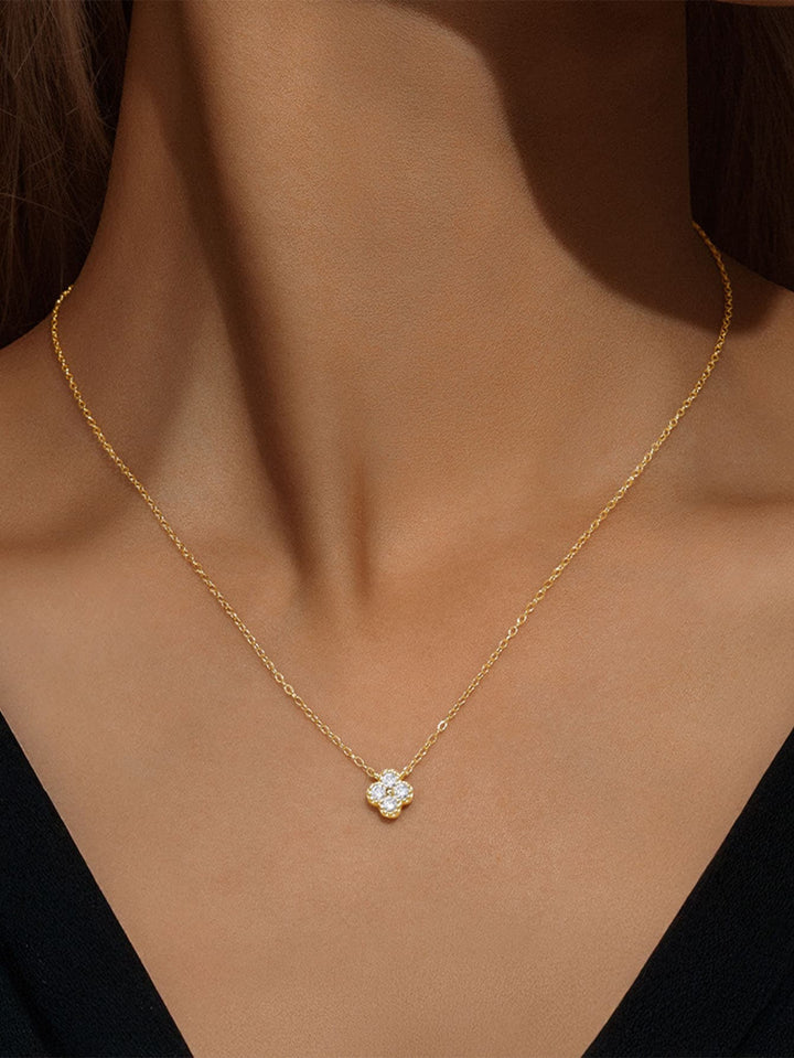 Eva – Collar de plata con elegante piedra