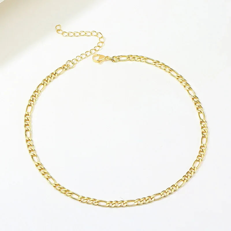 Valerie – Collar dorado de diseño minimalista con eslabones