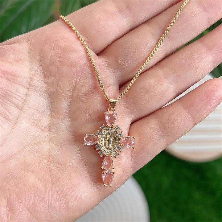 Selina – Collar dorado con cruz elegante