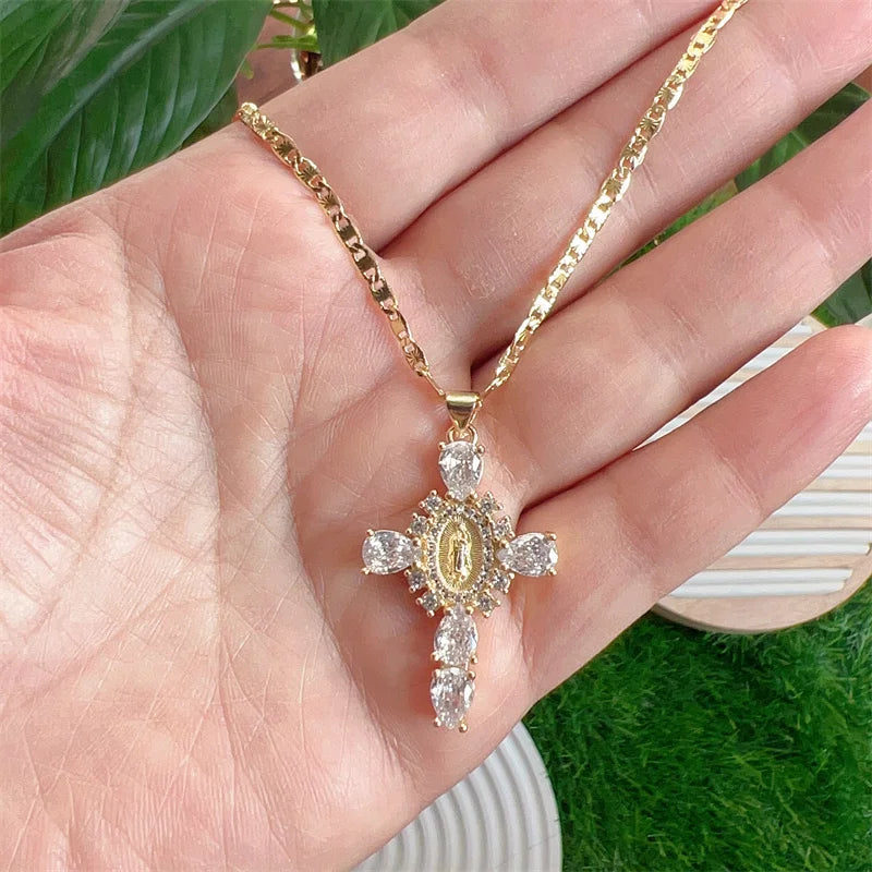Selina – Collar dorado con cruz elegante