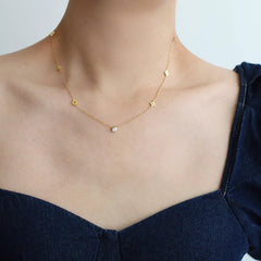 Collar dorado con detalles de color - Raúl & Sara Madrid