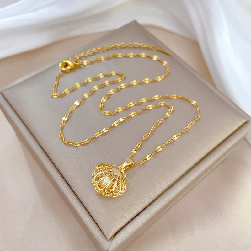 Beatrix – Collar dorado con colgante de moneda
