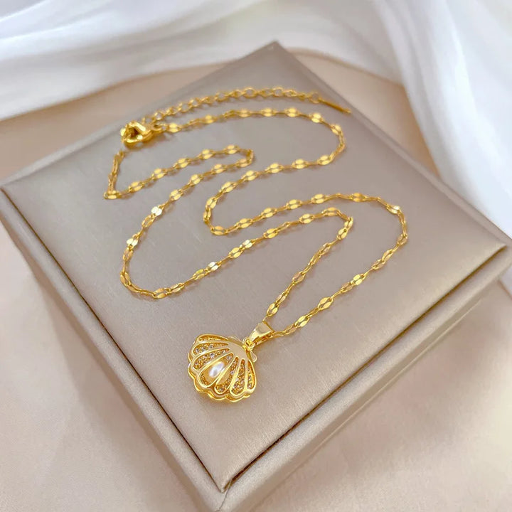 Beatrix – Collar dorado con colgante de moneda