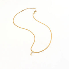 Collar dorado con colgante de letra inicial - Raúl & Sara Madrid