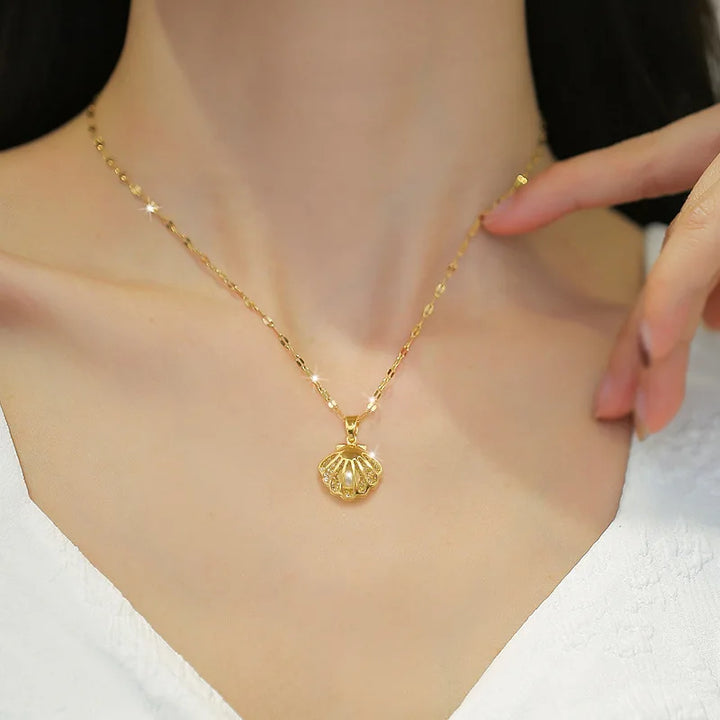 Beatrix – Collar dorado con colgante de moneda