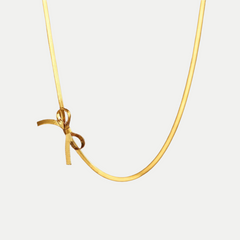 Collar dorado con colgante de inicial - Raúl & Sara Madrid