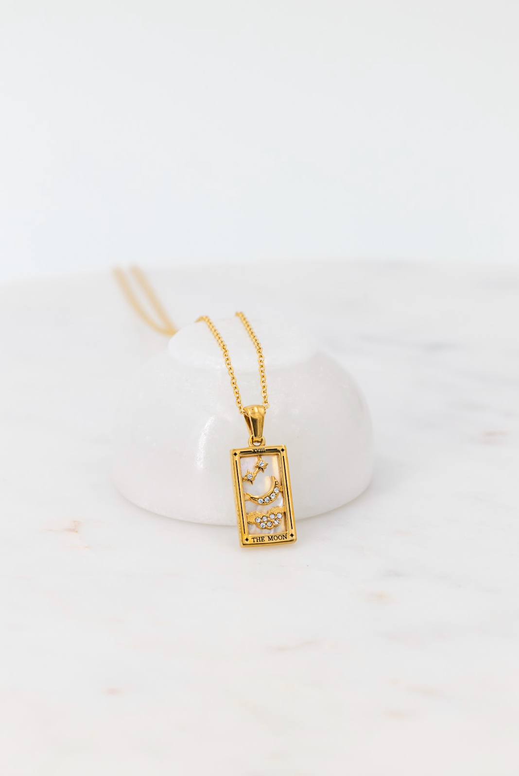 Collar dorado con colgante elegante - Raúl & Sara Madrid