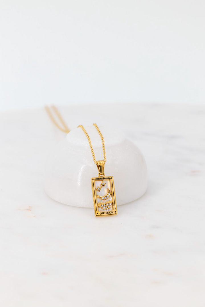 Sabina – Collana dorata con pendente elegante