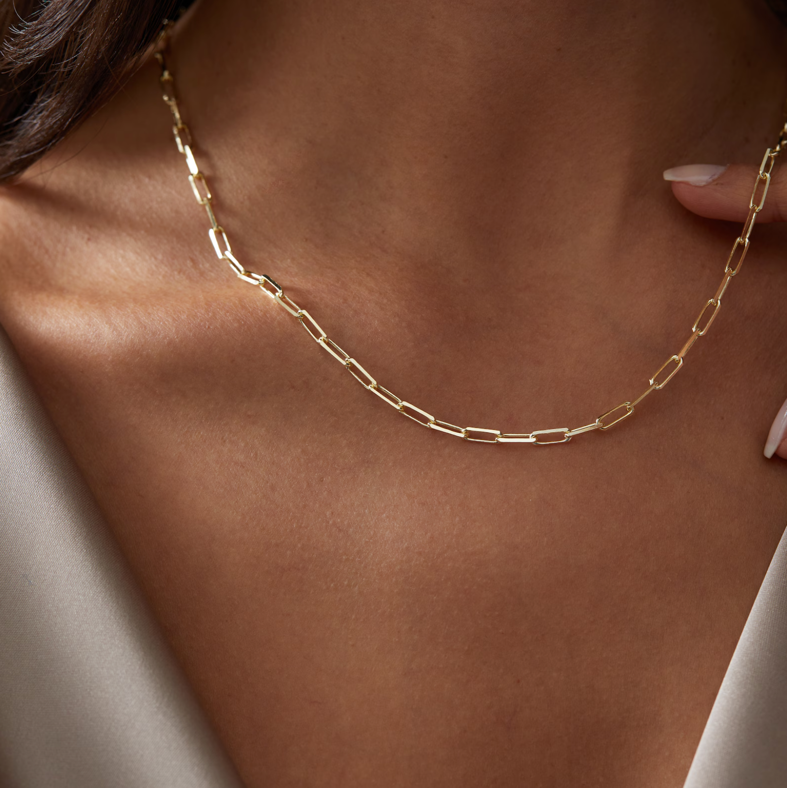 Collar dorado con detalle de perla - Raúl & Sara Madrid
